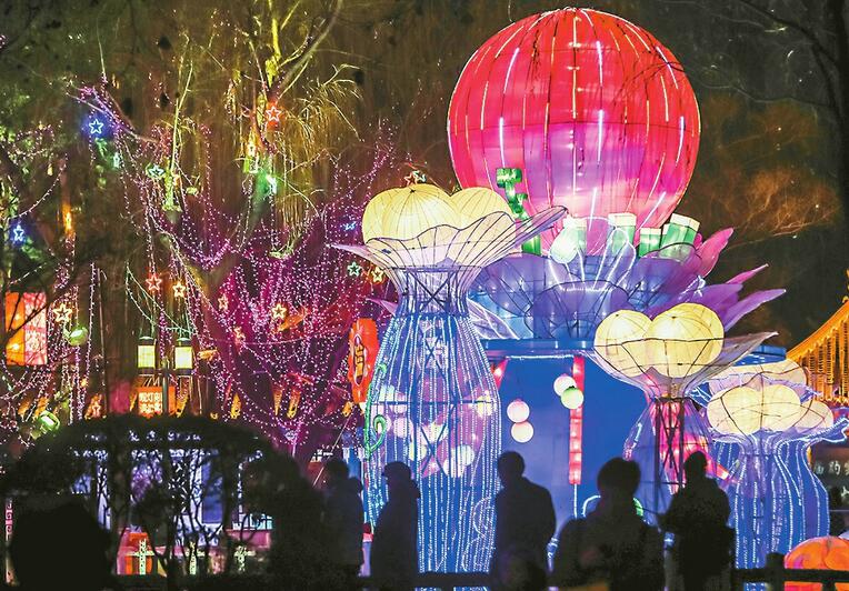趵突泉花灯“开灯” 今年八成花灯会动