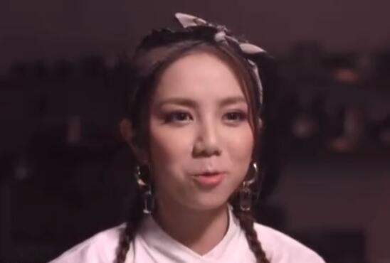 笑疯了!邓紫棋吃虫子 《锋味》开启一段尖叫不断的“硬核”美食之旅