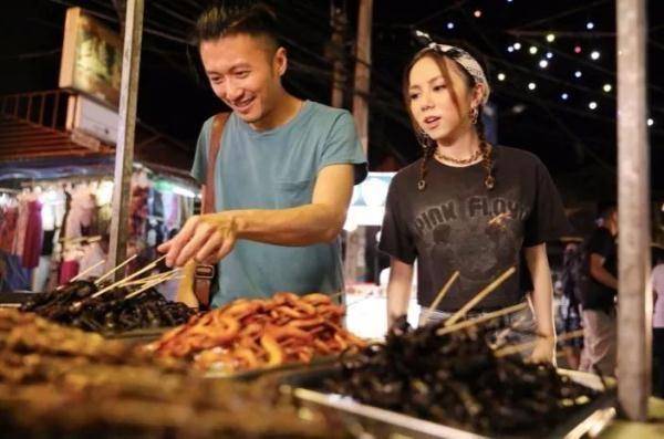 笑疯了!邓紫棋吃虫子 《锋味》开启一段尖叫不断的“硬核”美食之旅