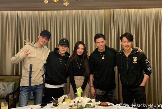 同庆尾牙？向佐郭碧婷首同框 相互揽着对镜头比耶十分要好