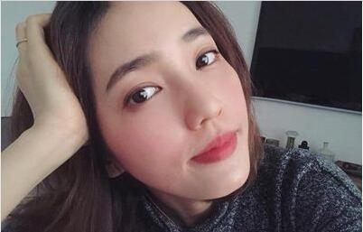 王棠云被称赞辣妈 淡妆上阵气色红润照片拍得漂亮