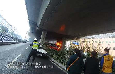 [温暖泉城]大客车起火，交警“怒吼”救人