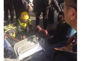 有苦衷?的姐跪求外卖小哥别去医院 引来了感慨声一片