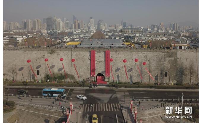 过年啦!南京明城墙挂春联 文豪泼墨送福 张灯结彩迎新年