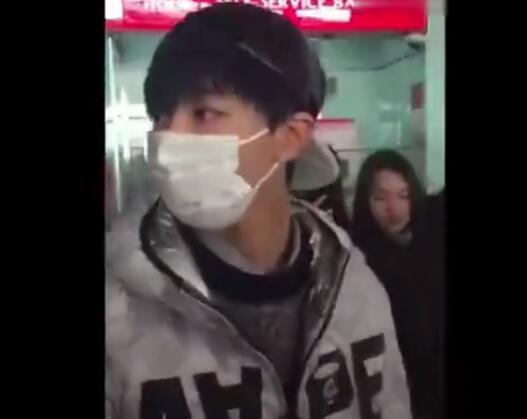 被谁摸腰了?王俊凯被摸腰 