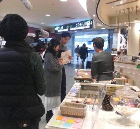 福原爱孕肚凸起相当明显 老公江宏杰贴心陪在身边