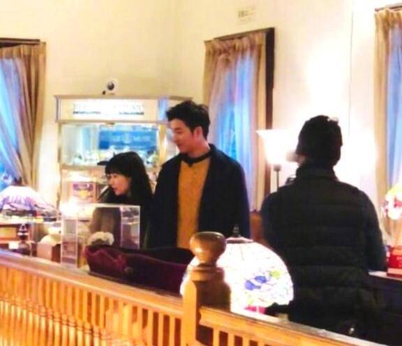 福原爱孕肚凸起相当明显 老公江宏杰贴心陪在身边