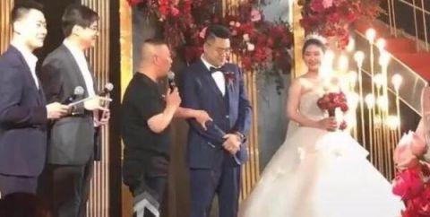 张云雷穿起西装当伴郎 还牵了伴娘的手 粉丝直呼太帅了！