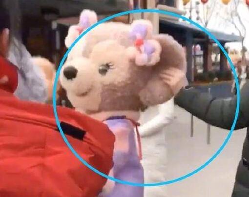 还有底线吗？玫玫被拉耳朵 ‘雪莉玫’人偶和路人挥手击掌被游客狠拽