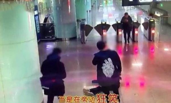 塑料兄弟情尽显!男子醉酒倒地 好友乐开花拼命自拍