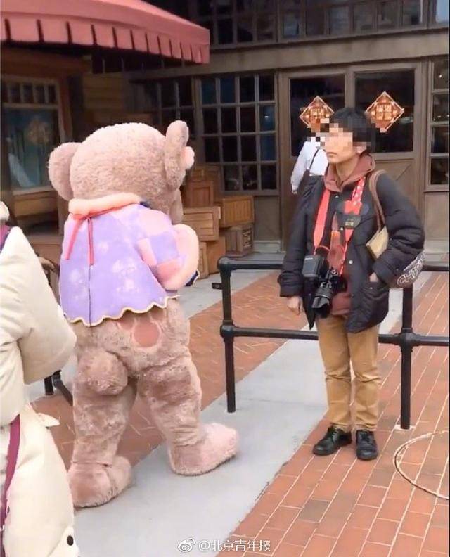 迪士尼人偶再被游客拉扯 园方：演职人员无大碍警方已介入
