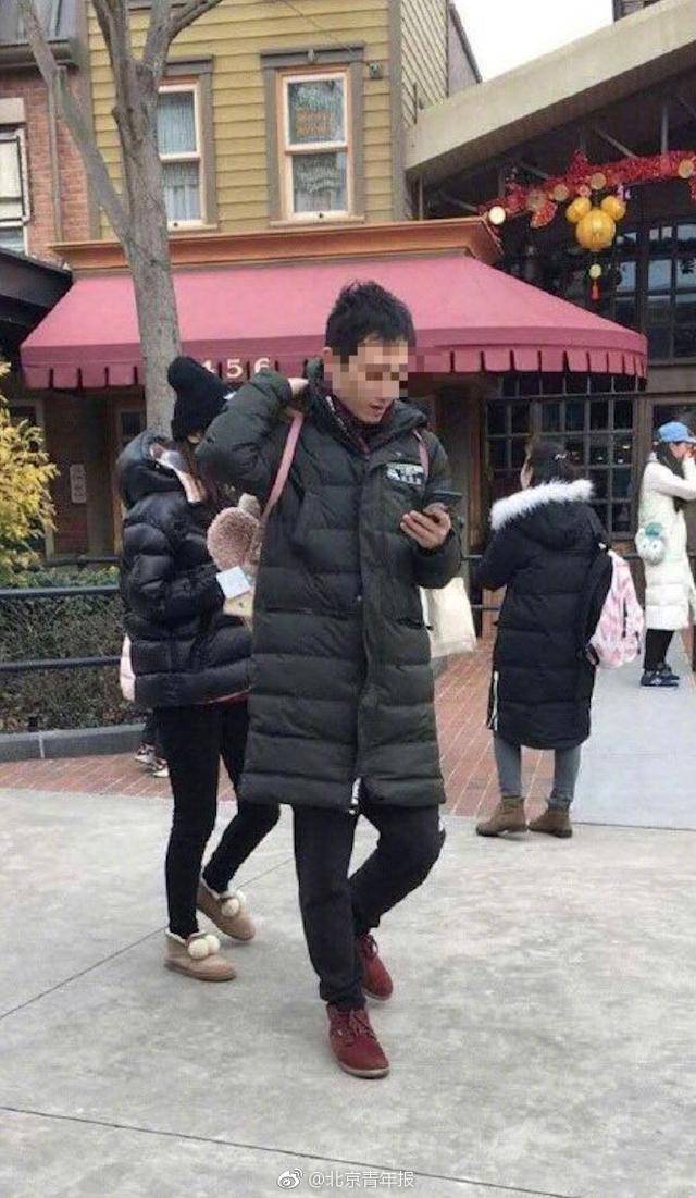 迪士尼人偶再被游客拉扯 园方：演职人员无大碍警方已介入
