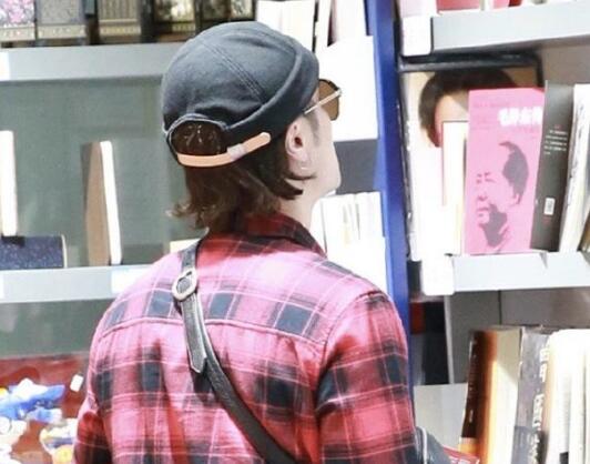 有钱也买不回名声?蒋劲夫现身快餐店 家暴致事业尽毁…一手好牌打得稀烂