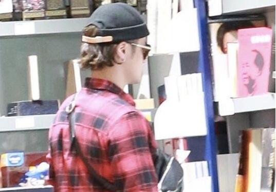 有钱也买不回名声?蒋劲夫现身快餐店 家暴致事业尽毁…一手好牌打得稀烂