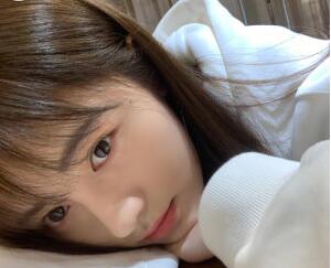 少女十足！鞠婧祎登央视春晚 穿白色羽绒服橙色裤子将演语言类节目