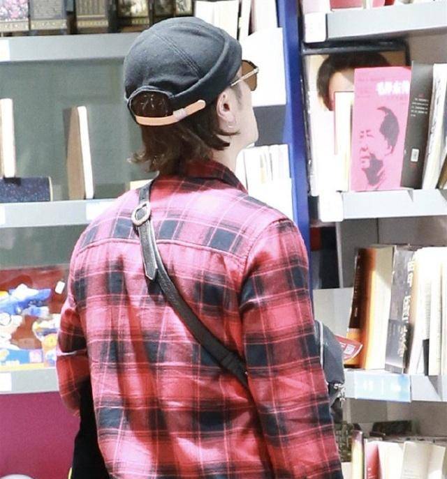 蒋劲夫家暴风波后现身,吃快餐逛书店,身穿格子衬衫精神状态佳