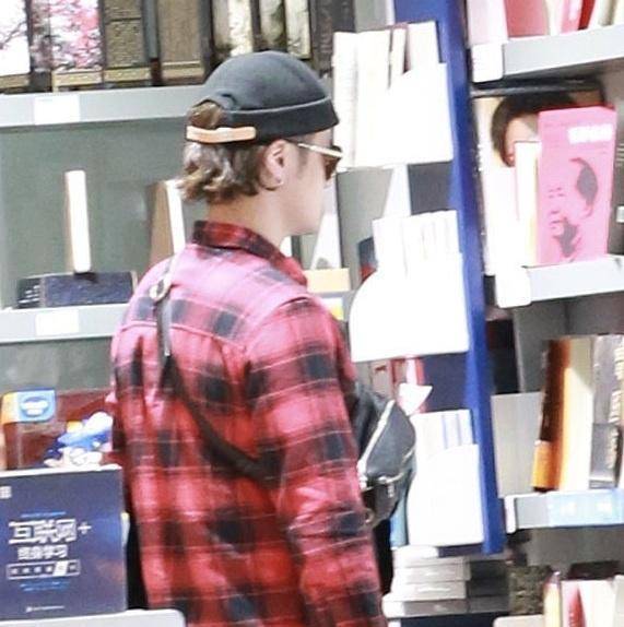 蒋劲夫家暴风波后现身,吃快餐逛书店,身穿格子衬衫精神状态佳