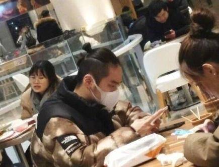 蒋劲夫家暴风波后现身,吃快餐逛书店,身穿格子衬衫精神状态佳