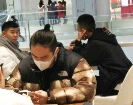 蒋劲夫家暴风波后现身,吃快餐逛书店,身穿格子衬衫精神状态佳