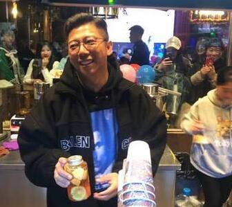 对镜灿笑心情好！胡海泉现身丽江 与朋友同行众人围观大方任拍