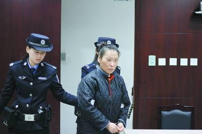 财迷心窍！女子骗闺蜜染艾滋 “好闺蜜”持续长达12年的谎言终于被戳破