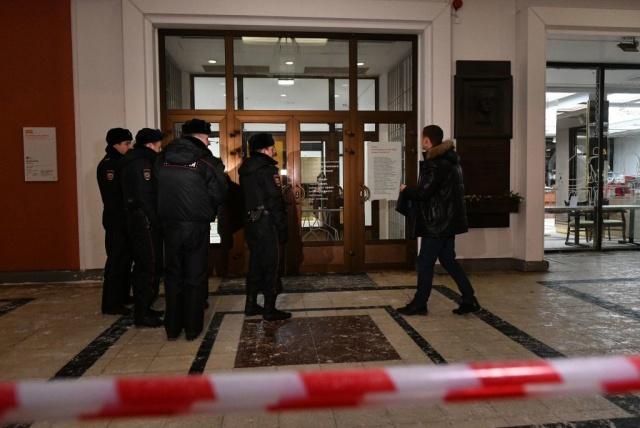 小偷当众偷走名画：偷画是一名年轻的金发男子 身材高大溜得无影无踪