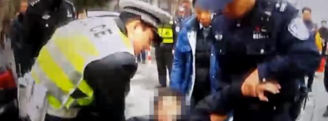 胆儿真大！小伙碰瓷警察口出狂言 派出所门口满地打滚