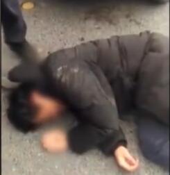 想进去过年?小伙碰瓷警车目瞪口呆… 最强碰瓷无疑了!警察都懵了