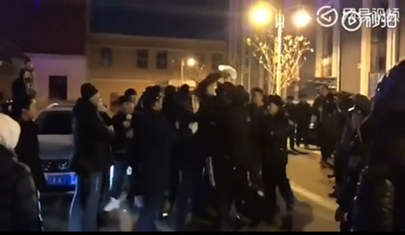 西热怒扔冰袋回应 冰袋有没有砸到人？