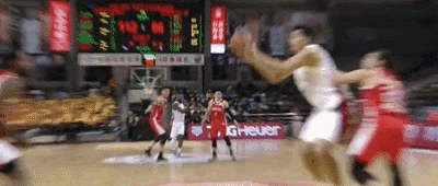 砸到人没有？西热力江赛后遭球迷辱骂失去冷静 怒扔冰袋回应