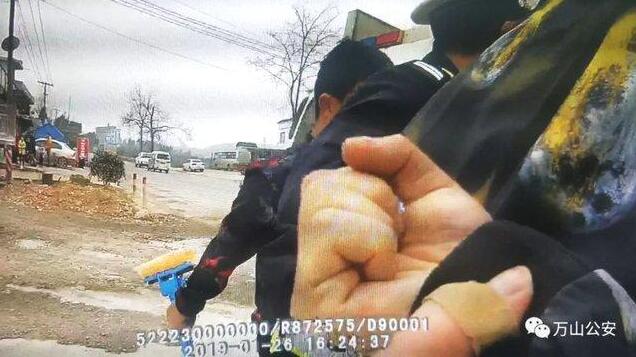 “真爱”换来刑拘！男子违法被查 “真爱”女友携弟对警察拳打脚踢  