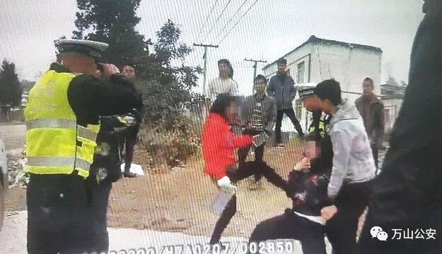 “真爱”换来刑拘！男子违法被查 “真爱”女友携弟对警察拳打脚踢  