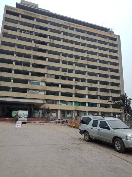 毕业13年后 他光明正大把母校大楼炸了