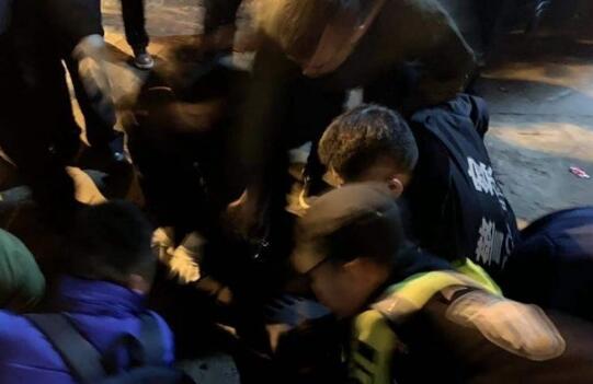 武汉特警夺刀救人不松手：群众危急时刻 我必须上