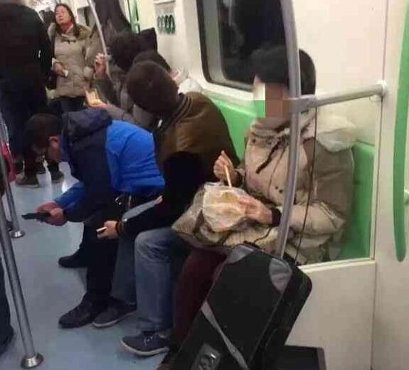 快讯！转战北京的“上海凤爪女”被北京警方行拘了