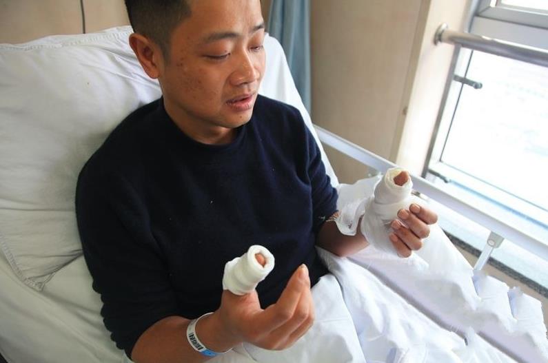 武汉特警夺刀救人