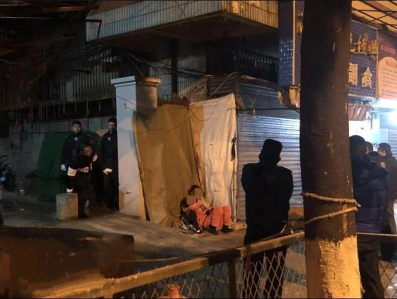 武汉特警夺刀救人