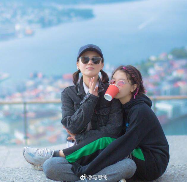 马思纯周冬雨庆生 配文：永远在黑你，永远护你左右，永远在你怀中