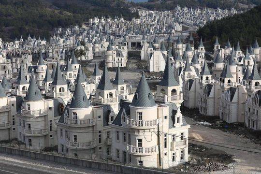 毛骨悚然！迪士尼村变鬼村 数百座城堡无人居住让“童话王国”成了鬼村