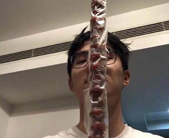 皮一下很开心?刘昊然晒冰糖葫芦 网友:一串更比六串强