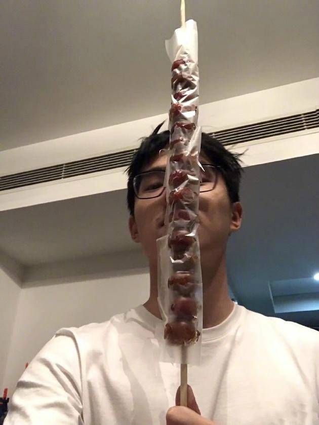 一串更比六串强！刘昊然晒冰糖葫芦 你这么可爱还减什么肥