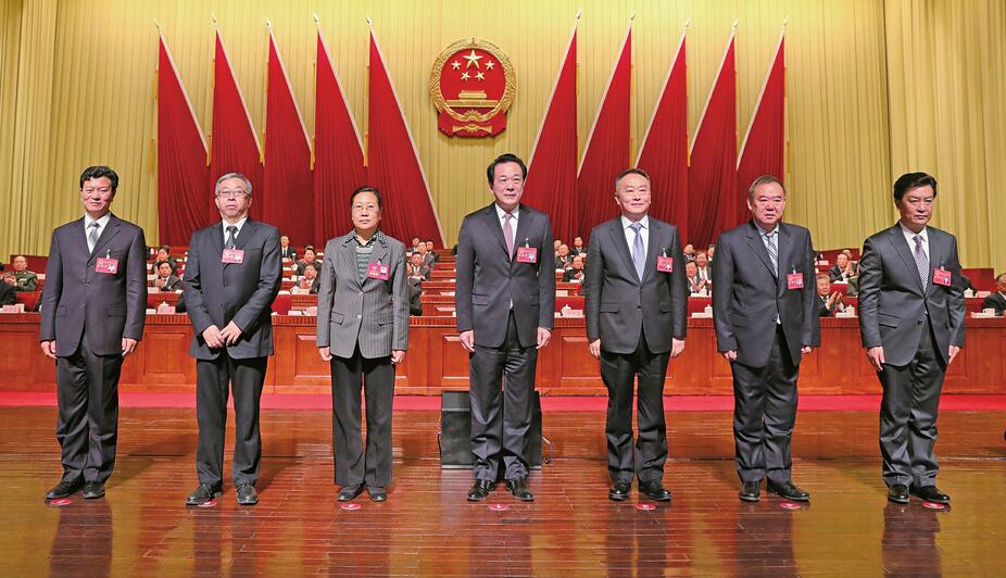 市十七届人大一次会议闭幕 殷鲁谦孙述涛分别当选为市人大常委会主任和市长