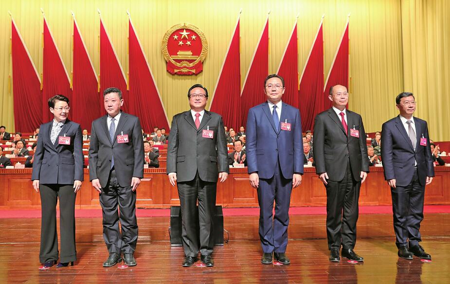 市十七届人大一次会议闭幕 殷鲁谦孙述涛分别当选为市人大常委会主任和市长