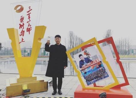 梦寐以求!湖南卫视最佳员工 穿黑装举奖杯站在湖南卫视台标旁合影