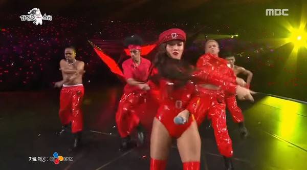 华莎去年在MAMA的表演服装也引起讨论