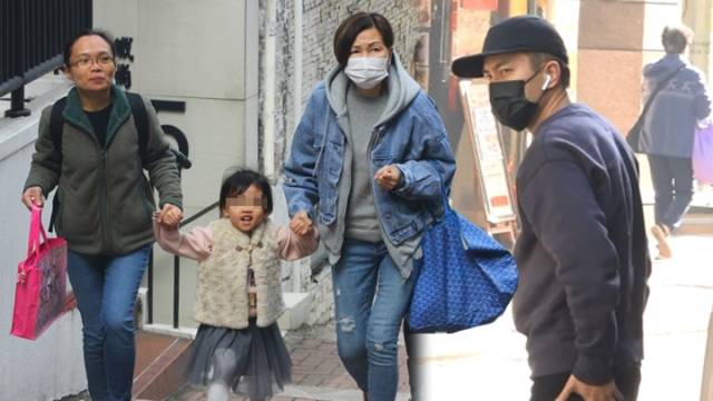 刘恺威返港陪小糯米过年 被问离婚是否涉及第三者挥手不答