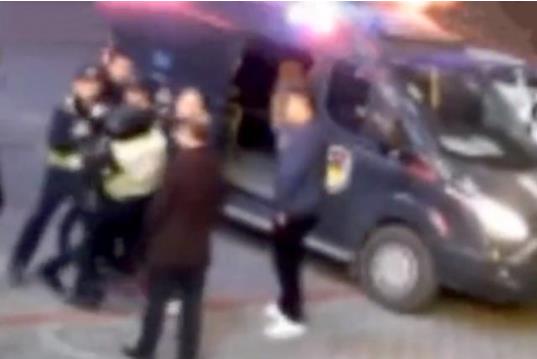 醉酒强吻女服务员 民警:除夕拘留所跨年