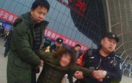 惊呆了!女子携剪刀拒安检