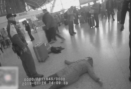 女子携带长剪刀进站拒不配合安检 撒泼打滚大闹火车站