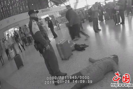 冲动是魔鬼！女子携剪刀拒安检惊呆全场 称安检员